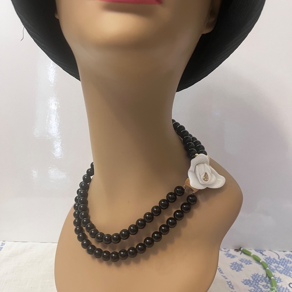 Vintage Kenneth J Lane for Avon Black Beaded Two Strand Necklace White Flower - Picture 2 of 9
